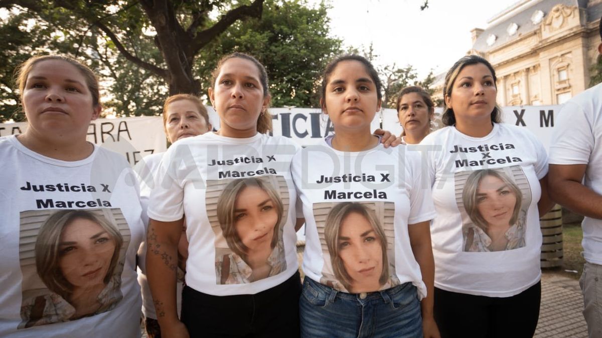 Familiares y allegados a Marcela siguen el desarrollo del juicio desde la plaza frente a Tribunales Familiares y allegados a Marcela siguen el desarrollo del juicio desde la plaza frente a Tribunales
