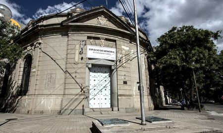 La ex comisaría 4° está ubicada en la esquina de Tucumán y Dr. Zavalla en de la ciudad de Santa Fe. La ex comisaría 4° está ubicada en la esquina de Tucumán y Dr. Zavalla en de la ciudad de Santa Fe.
