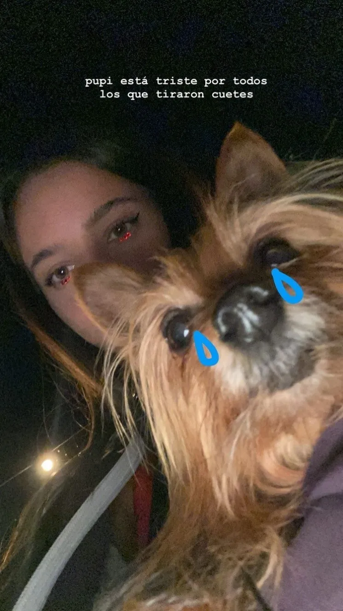 Emilia Mernes junto a su perro Pupi. 