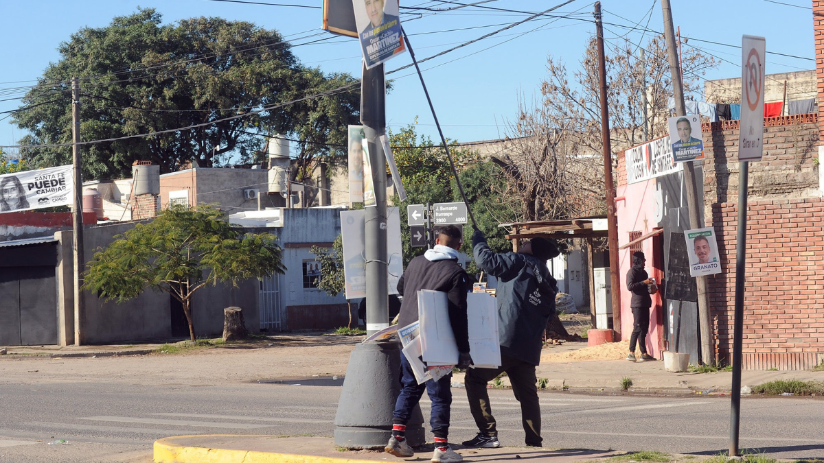 Seis cuadrillas de trabajadores municipales comenzaron a bajar aquellas que dificulten la visión de señales, la circulación o se observen caídas, con el objetivo no sólo de agilizar el proceso sino de evitar inconvenientes para la población. Seis cuadrillas de trabajadores municipales comenzaron a bajar aquellas que dificulten la visión de señales, la circulación o se observen caídas, con el objetivo no sólo de agilizar el proceso sino de evitar inconvenientes para la población.