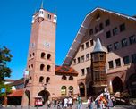 La mayoría de las construcciones históricas del centro utilizan maderas nativas y piedras de la zona, replicando los métodos de aislamiento térmico de los Alpes europeos. La mayoría de las construcciones históricas del centro utilizan maderas nativas y piedras de la zona, replicando los métodos de aislamiento térmico de los Alpes europeos.