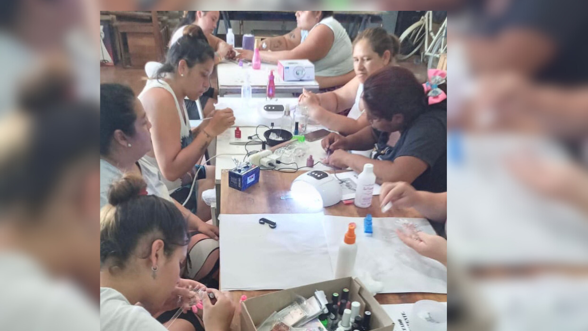 El trabajo de la entidad va más allá de las fronteras físicas; su impacto se extiende a través de diferentes talleres que tienen como objetivo brindar una salida laboral y generar un sustento para los que participan. El trabajo de la entidad va más allá de las fronteras físicas; su impacto se extiende a través de diferentes talleres que tienen como objetivo brindar una salida laboral y generar un sustento para los que participan.