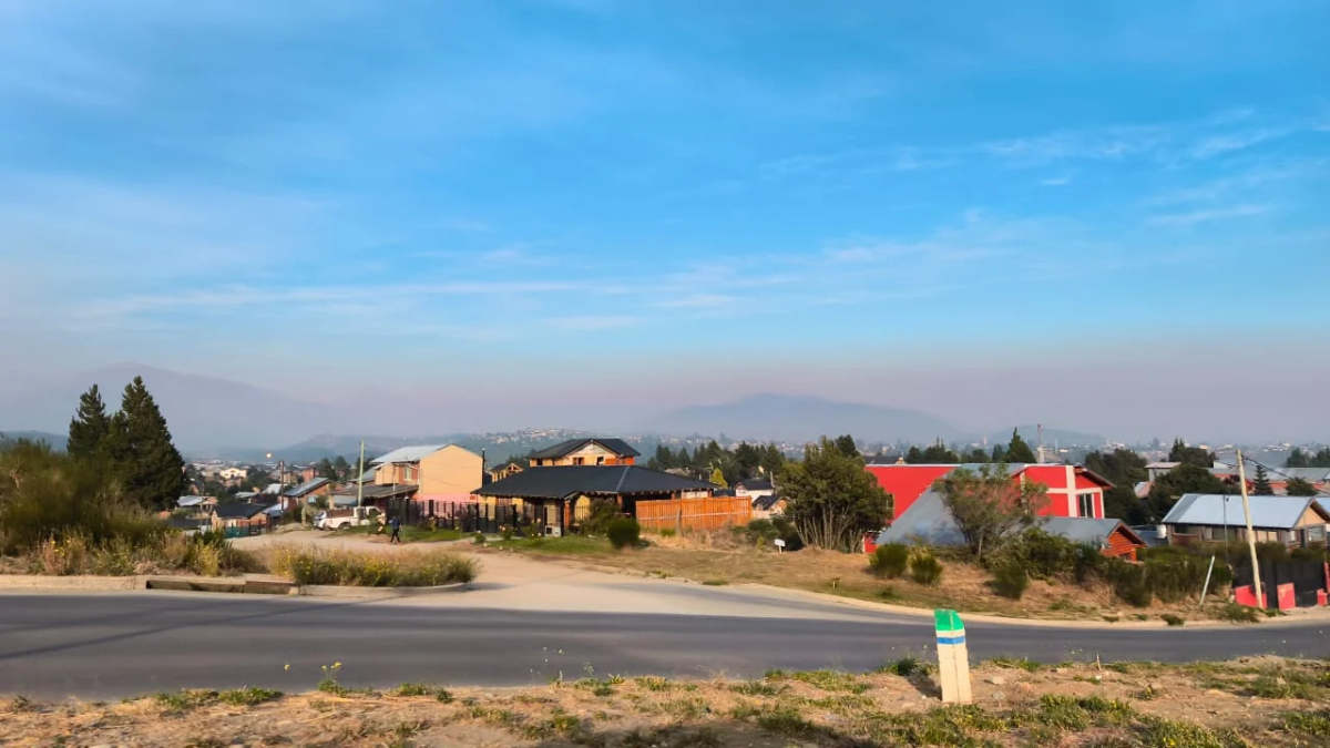 Triste imagen: el humo de los incendios en el Parque Nacional Nahuel Huapi llegó a Bariloche Triste imagen: el humo de los incendios en el Parque Nacional Nahuel Huapi llegó a Bariloche