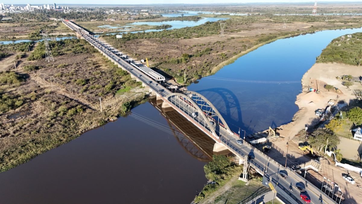 La obra del nuevo puente Santa Fe - Santo Tomé avanza junto al Carretero.