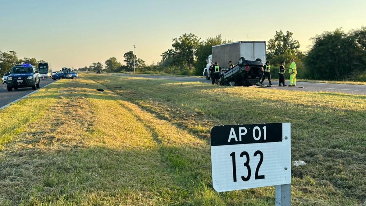 Como consecuencia del choque, el conductor del vehículo salió despedido y debió luego ser trasladado al Hospital José María Cullen, donde permanece internado.