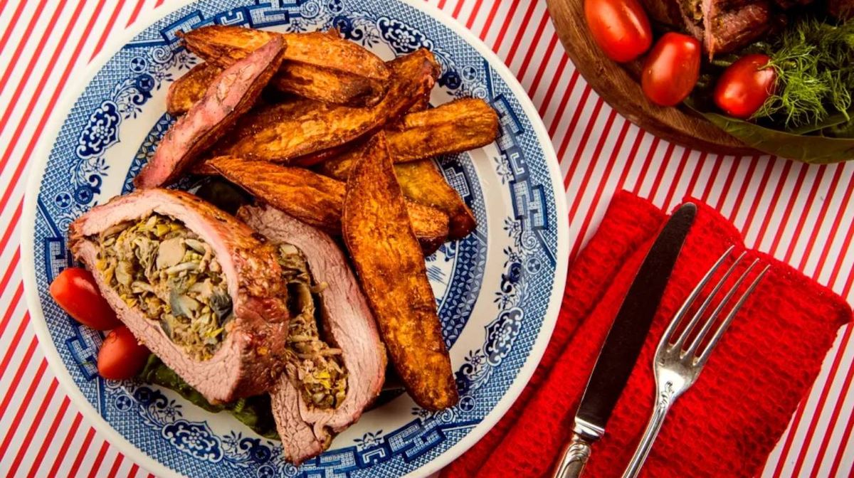 Colita de cuadril rellena y batatas fritas