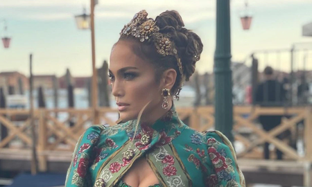 jennifer lopez se fotografio en venecia con un original modelo dolce & gabbana jennifer lopez se fotografio en venecia con un original modelo dolce & gabbana