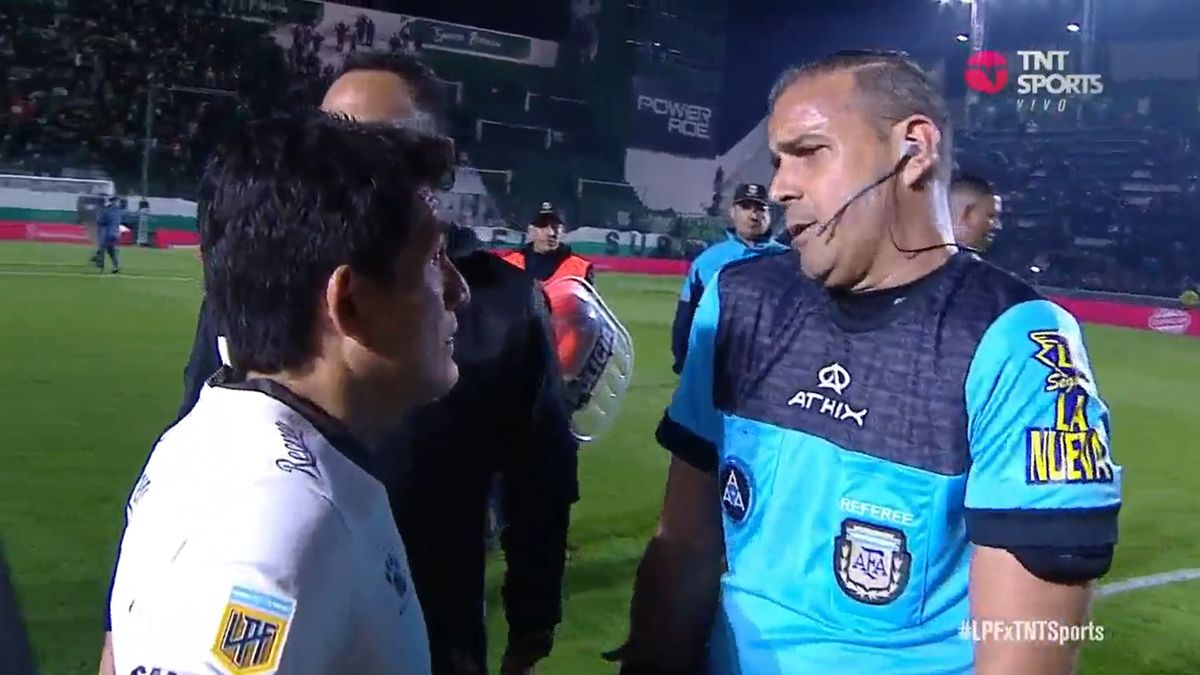 El Pulga Rodríguez le pide explicaciones al árbitro Ariel Penel sobre por qué no marcó el penal que le pudo dar el empate a Colón frente a Banfield.