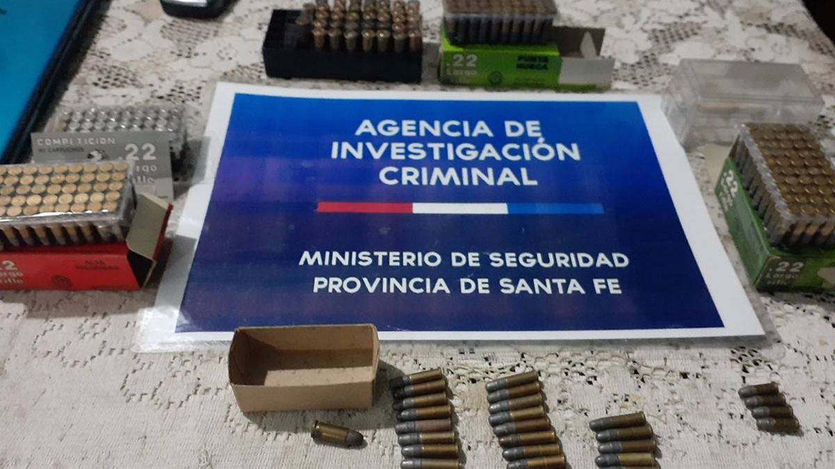 Parte de las municiones que encontraron los investigadores en el interior de la vivienda.