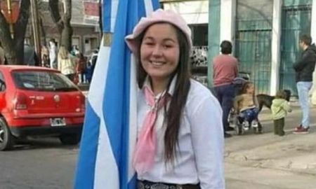 El acusado de femicidio de Rocío Ayelén Sañudo (17) es Kevin Herrera Ullua (21), a quien el fiscal le atribuye el delito de homicidio agravado por el vínculo y por el empleo de arma de fuego y tenencia ilegal de arma de fuego de uso civil en perjuicio de su pareja, ocurrido el 11 de agosto de 2020. Este martes, el papá de Rocío manifestó que para él y su familia la muerte de su hija fue un accidente. El acusado de femicidio de Rocío Ayelén Sañudo (17) es Kevin Herrera Ullua (21), a quien el fiscal le atribuye el delito de homicidio agravado por el vínculo y por el empleo de arma de fuego y tenencia ilegal de arma de fuego de uso civil en perjuicio de su pareja, ocurrido el 11 de agosto de 2020. Este martes, el papá de Rocío manifestó que para él y su familia la muerte de su hija fue un accidente.