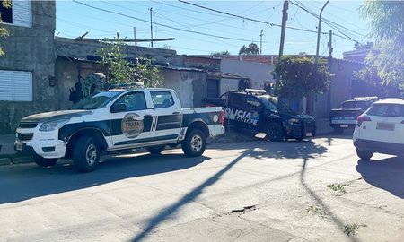 Agentes de la PDI, dependiente de la Agencia de Trata de Personas, fuera del domicilio allanado. Agentes de la PDI, dependiente de la Agencia de Trata de Personas, fuera del domicilio allanado.