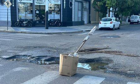vecinos advierten sobre un profundo bache en Luciano Molinas y Belgrano. vecinos advierten sobre un profundo bache en Luciano Molinas y Belgrano.