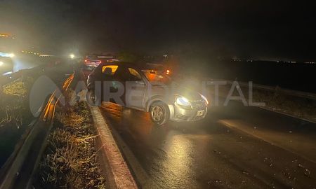 El conductor perdió el control del auto, derrapó y chocó contra el guardarrail sobre la Circunvalación Oeste. El conductor perdió el control del auto, derrapó y chocó contra el guardarrail sobre la Circunvalación Oeste.
