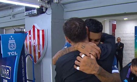 El saludo de Adrián Balboa con el técnico de Unión, Kily González. El saludo de Adrián Balboa con el técnico de Unión, Kily González.