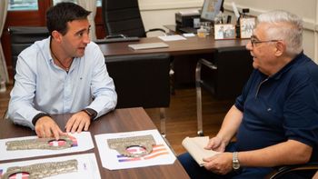 Provincia continúa con la devolución de placas de bronce sustraídas de cementerios