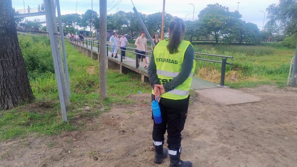 Los controles se reforzaron en la Costanera Oeste y zonas de mayor concurrencia para garantizar festejos sin incidentes. Los controles se reforzaron en la Costanera Oeste y zonas de mayor concurrencia para garantizar festejos sin incidentes.
