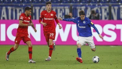 Con Alario como titular, Bayer Leverkusen empató con Schalke y se metió en zona de Champions League