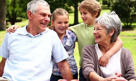 El Día de los Abuelos y Abuelas se celebra el 26 de julio y tiene como finalidad homenajear a aquellos adultos que ya tienen nietos y ejercen un rol fundamental en las familias.