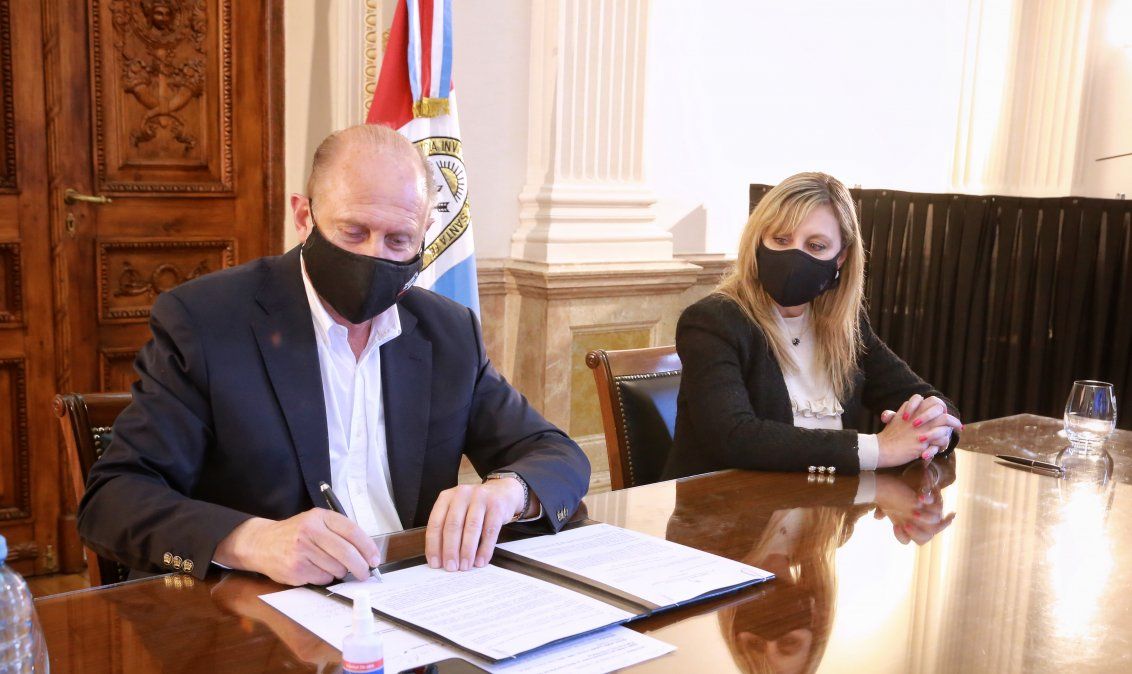 Perotti estuvo acompañado de la senadora María de los Ángeles Sacnun. 