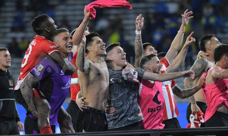 Los festejos de Estudiantes tras la clasificación a la final de la Copa de la Liga. Los festejos de Estudiantes tras la clasificación a la final de la Copa de la Liga.