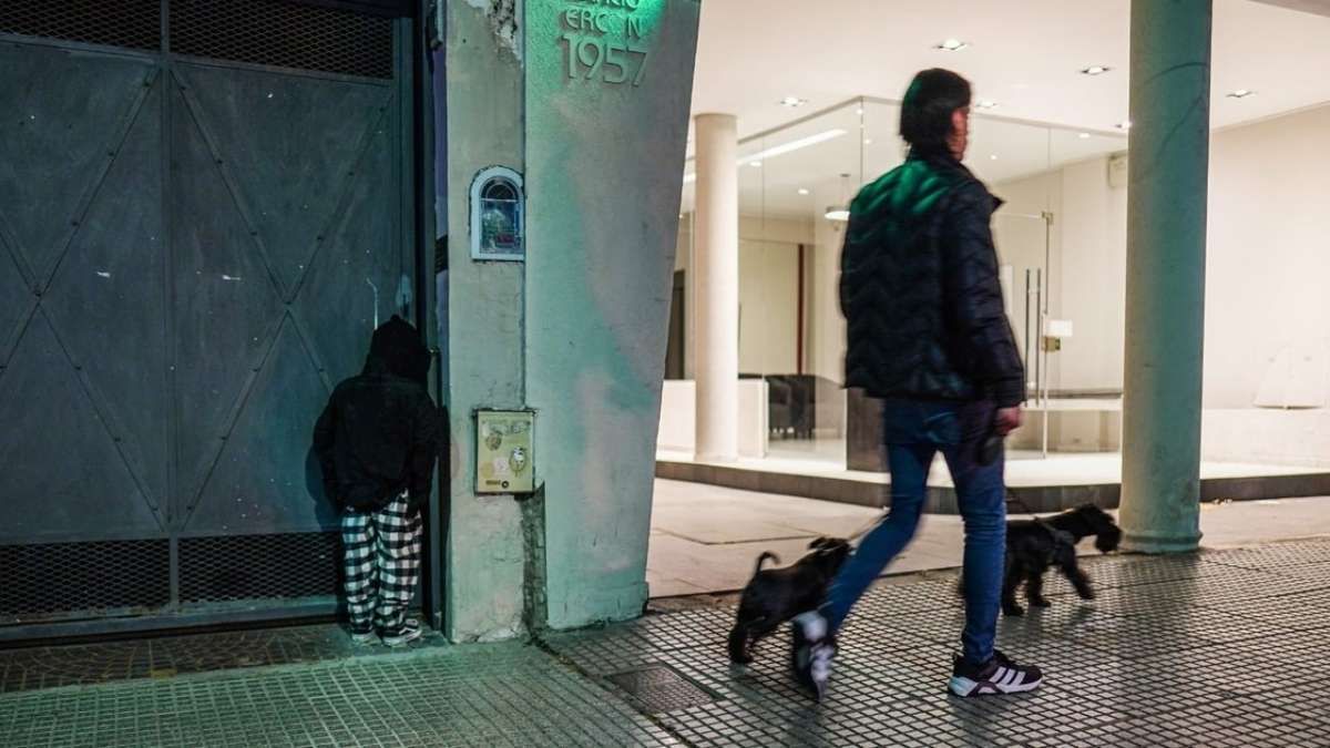 La escultura hiperrealista instalada en Palermo Hollywood ya fue vandalizada en dos oportunidades y provoca reacciones encontradas entre vecinos y transeúntes.