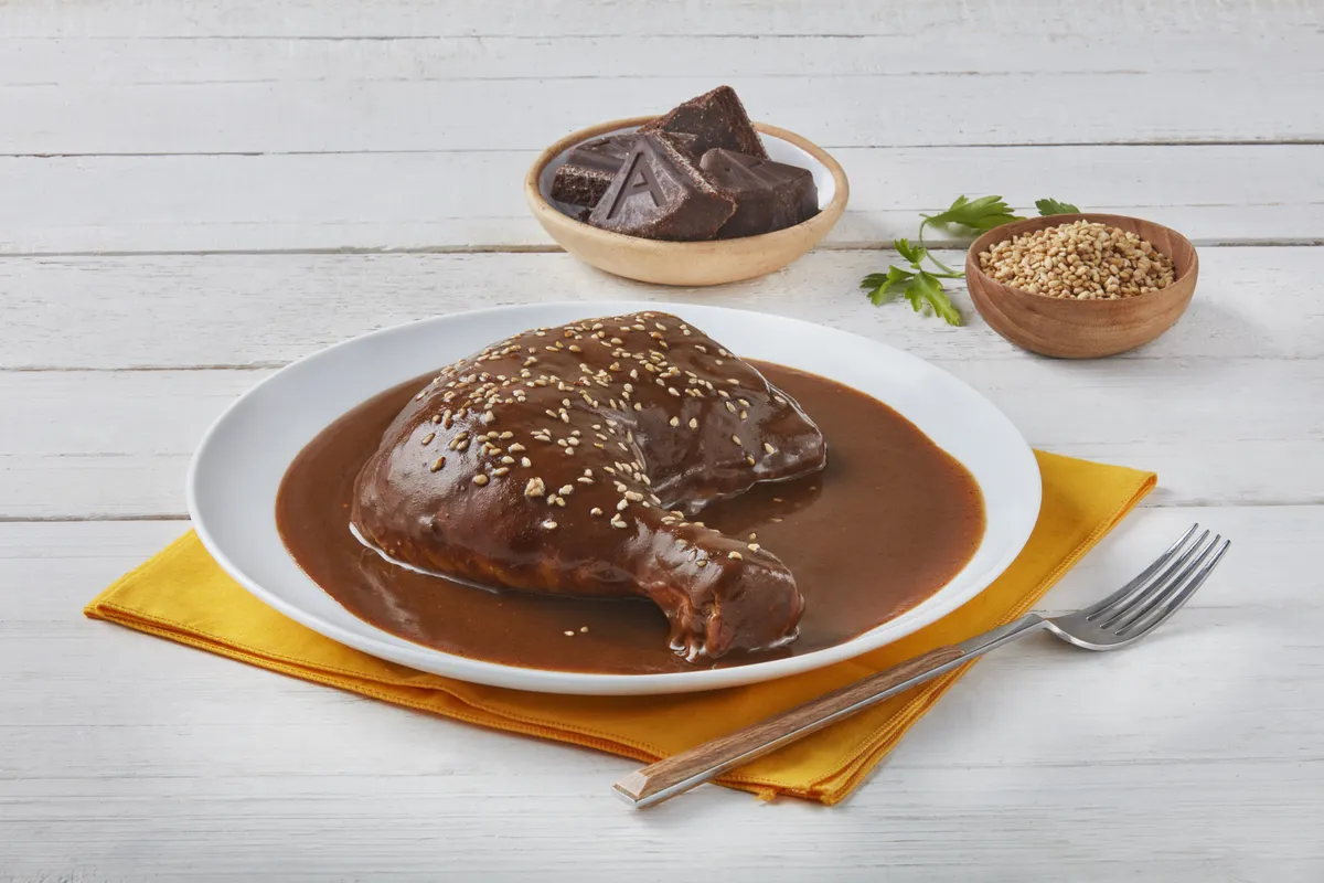 Como se vio en MasterChef, el mole es una salsa mexicana a base de chile y chocolate. Como se vio en MasterChef, el mole es una salsa mexicana a base de chile y chocolate.