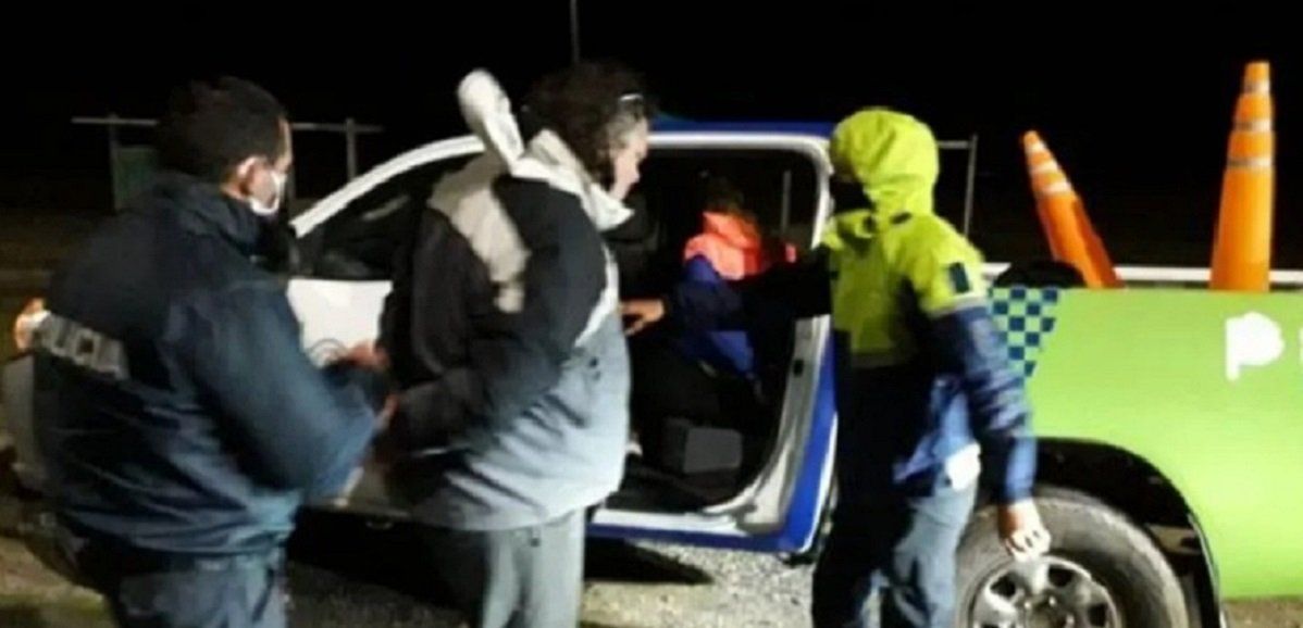 Rompió la cuarentena para vender droga y salió con su hija escondida en el baúl del auto