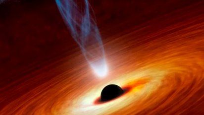Las extremas condiciones de gravedad hacen que la luz haga un eco desde el agujero negro y llegue a ser visible. Esto confirma la teoría de la relatividad general de Einstein, la cual dice que la materia deforma el espacio-tiempo y eso es la gravedad. Este efecto crea una curvatura que hace que los rayos de luz también se curven.