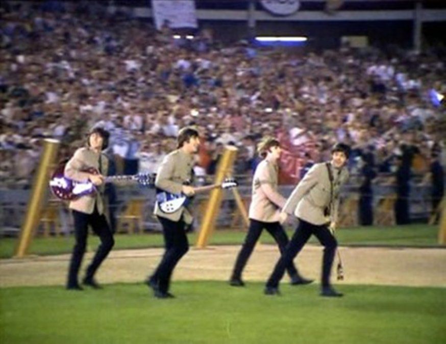 Los Beatles arribaron en helicópero y debieron cruzar el campo corriendo hasta llegar al escenario. A nadie se le había ocurrido utilizar el campo para permitir el acceso del público, como es habitual actualmente.