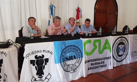 El pronunciamiento de la Mesa de Enlace se concretó en la sede de la Sociedad Rural de Santa Fe. El pronunciamiento de la Mesa de Enlace se concretó en la sede de la Sociedad Rural de Santa Fe.