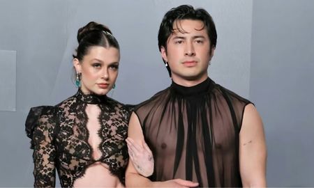 Hudson Williams y Katelyn Rose Larson en su primera aparición oficial como pareja ante la prensa internacional. Hudson Williams y Katelyn Rose Larson en su primera aparición oficial como pareja ante la prensa internacional.