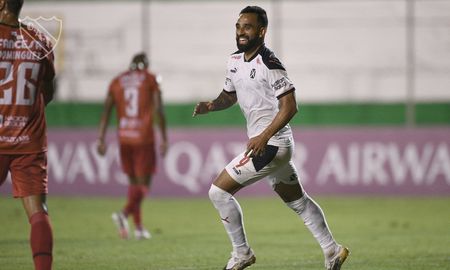 El Rojo viajó a Bolivia y se trajo los tres puntos, manteniendo intacto el objetivo de alcanzar el primer lugar del grupo para continuar de fase. El Rojo viajó a Bolivia y se trajo los tres puntos, manteniendo intacto el objetivo de alcanzar el primer lugar del grupo para continuar de fase.
