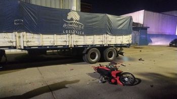 Accidente fatal: un joven de 21 años murió tras chocar con su moto contra un camión