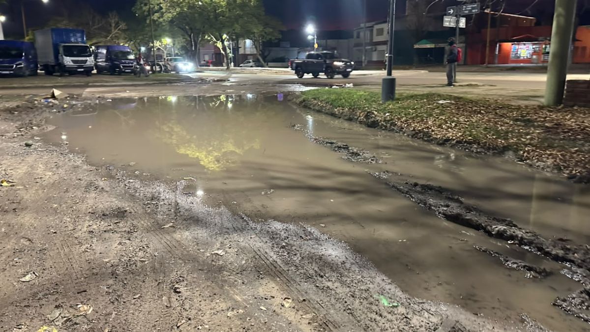 Pérdida de agua causa el deterioro de la calzada y vuelve intransitable el cruce Ayacucho y Aristóbulo del Valle.
