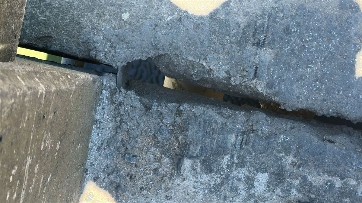 En ese lugar quedaron colocadas planchas metálicas en algunos tramos. Sin embargo, en el lateral donde se detectó la grieta actualmente no hay cobertura con plancheta de acero.