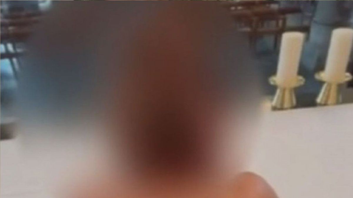 Identifican a la pareja que se grabó teniendo en el altar de la iglesia