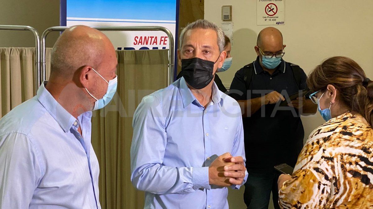 El secretario de Salud, Jorge Prieto, inaugur&oacute; un nuevo vacunatorio en la ciudad de Santa Fe y anunci&oacute; que desde este viernes se habilit&oacute; la vacunaci&oacute;n covid sin turno de terceras dosis para mayores de 18 en toda la provincia.
