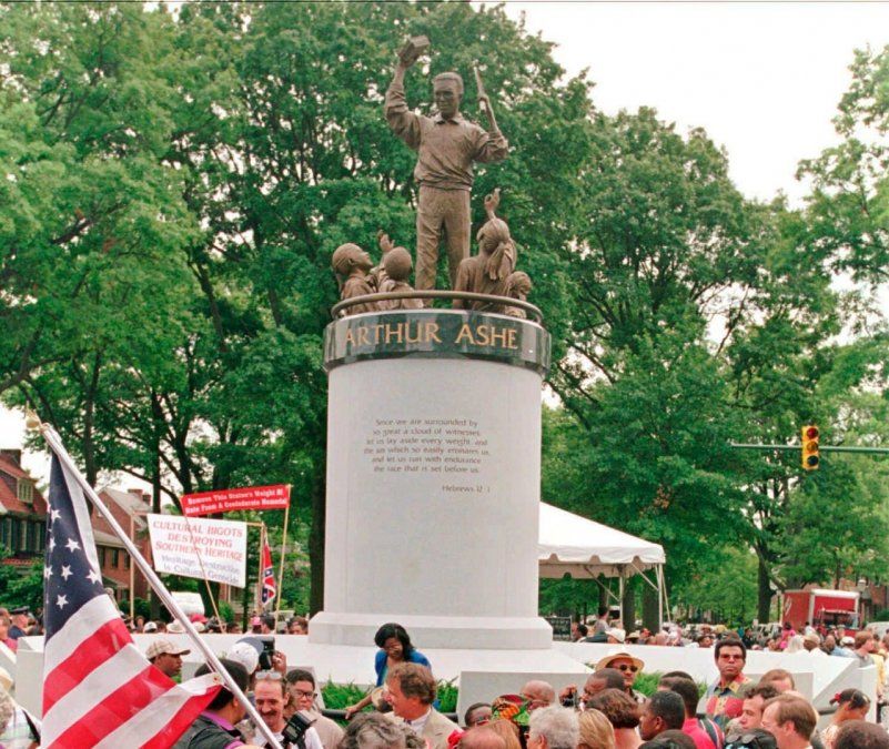En su Richmond natal se erigió una estatua que perpetúa su memoria, obra del artista local Paul DiPasquale, e inaugurada el 10 de julio de 1996. La escultura de bronce mide 3,7 metros, y representa a Arthur sosteniendo una raqueta de tenis en una mano y libros en la otra, rodeado de niños. Los libros se elevan más alto que la raqueta, lo que fue solicitado expresamente por el propio Ashe, quien destacaba la importancia de la educación.