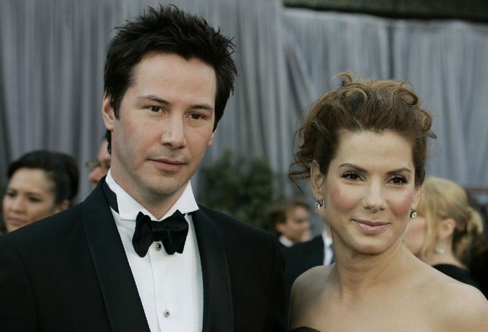 Keanu Reeves y su romántico gesto con Sandra Bullock que generó una gran emoción.