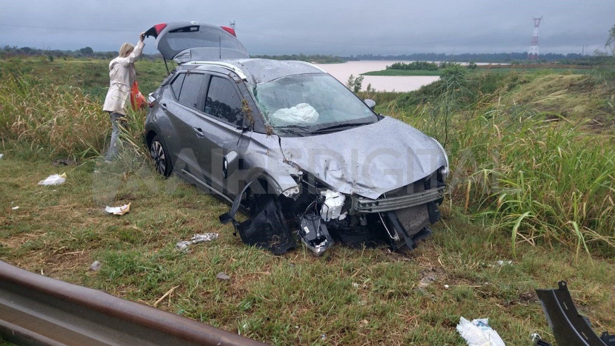 El coche terminó con roturas pero la conductora salió ilesa.&nbsp;