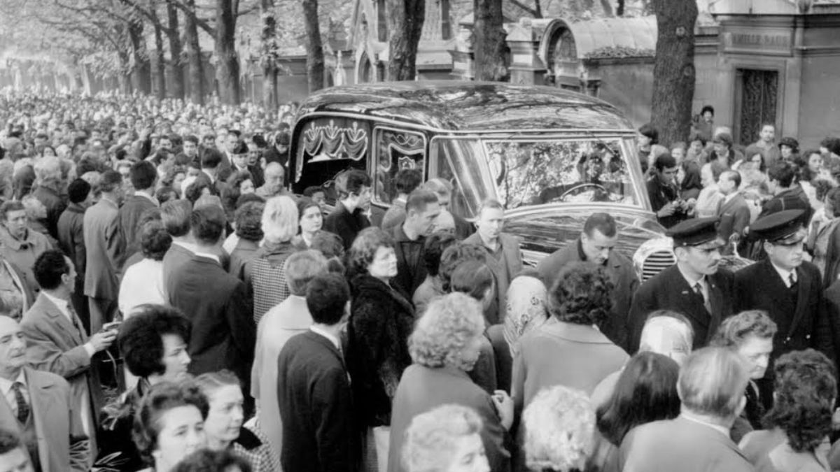 El lunes 14 de octubre de 1963, Edith Piaf fue sepultada en el cementerio de Père-Lachaise, cerca del barrio parisino donde había nacido. Tenía 47 años y, sus restos, fueron inhumados bajo el aplauso de decenas de miles de admiradores, quienes acompañaron el cortejo hasta su última morada. El lunes 14 de octubre de 1963, Edith Piaf fue sepultada en el cementerio de Père-Lachaise, cerca del barrio parisino donde había nacido. Tenía 47 años y, sus restos, fueron inhumados bajo el aplauso de decenas de miles de admiradores, quienes acompañaron el cortejo hasta su última morada.