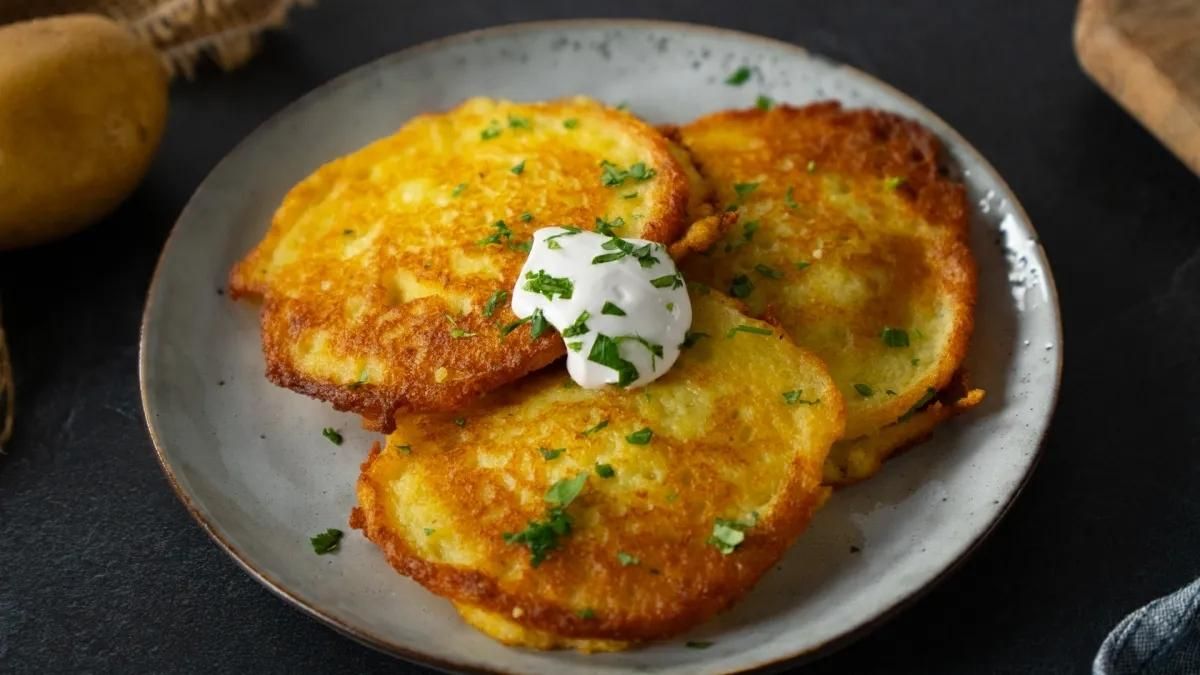 El secreto de estas tortitas está en el rallado fino de la papa para lograr una costra dorada y crujiente.