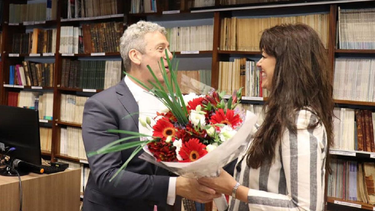 &nbsp; Ernesto ‘Nené’ Löffler recibe un ramo de flores de manos de su esposa
