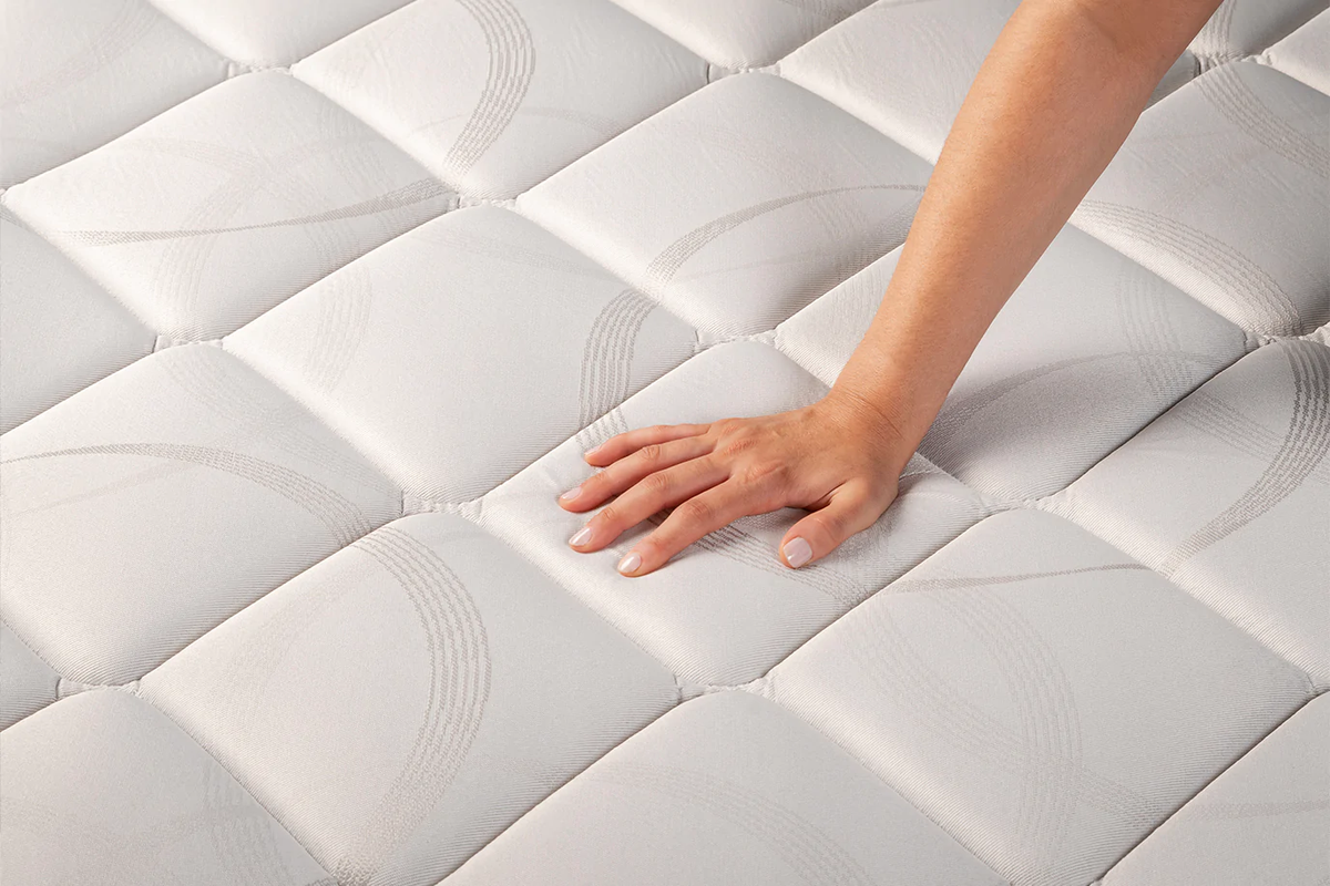 La mujer de Salta fue blanco de críticas en las redes sociales por llevar un colchón en el colectivo.