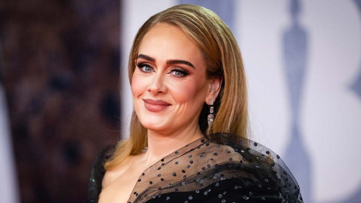 Adele mostró un lujoso anillo de diamante que anunciaría el compromiso con Rich Paul.