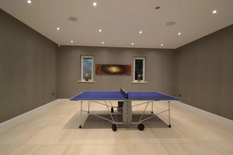 En la mansión hay más de una sala de juegos, con mesas de ping-pong incluídas.