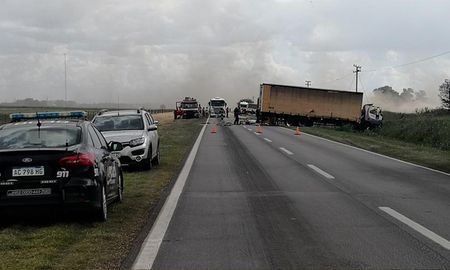 Por razones que se tratan de establecer dos camiones impactaron de manera frontal involucrando al vehículo de menor porte. Por razones que se tratan de establecer dos camiones impactaron de manera frontal involucrando al vehículo de menor porte.