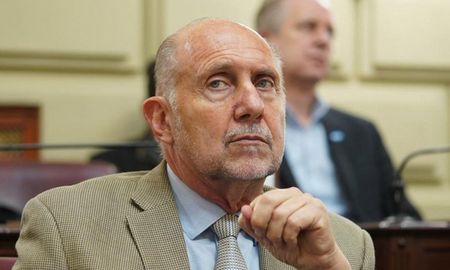Omar Perotti cuestionó que no se hayan agotado otras vías de financiamiento antes de salir al mercado internacional. Omar Perotti cuestionó que no se hayan agotado otras vías de financiamiento antes de salir al mercado internacional.