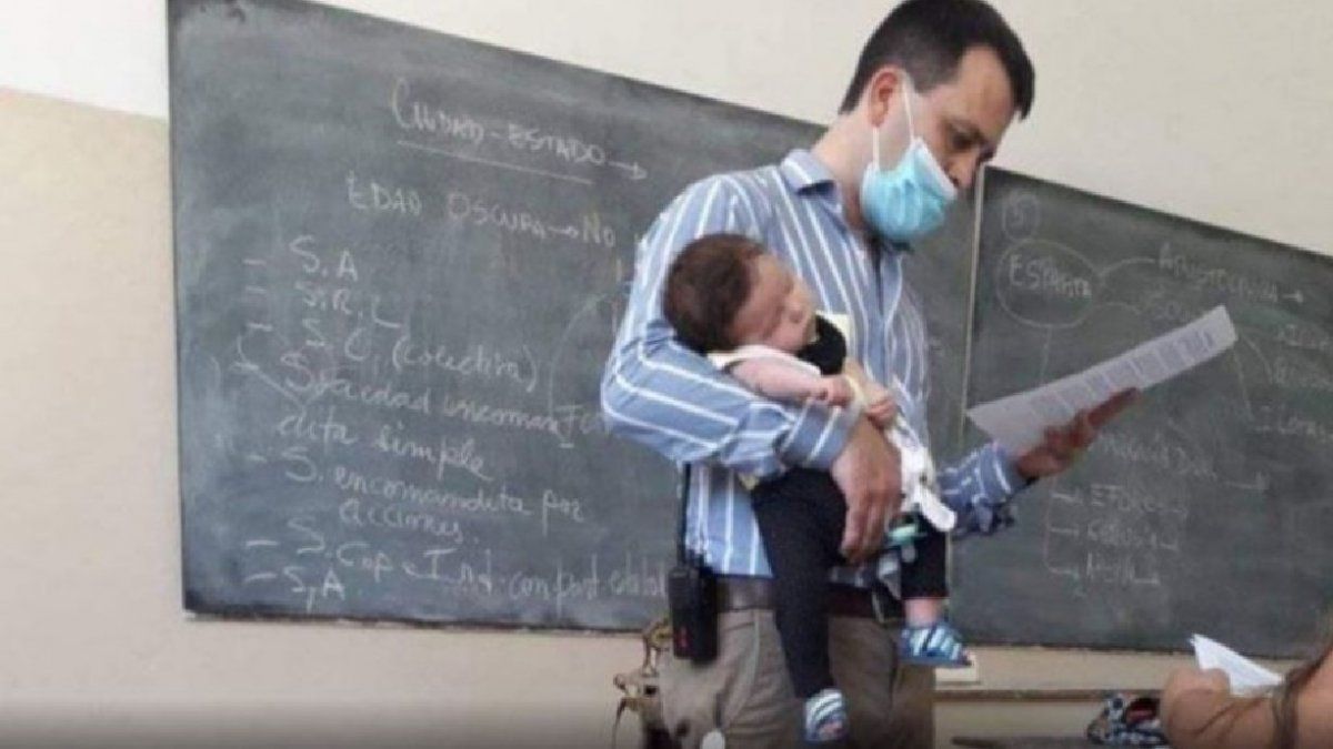 Un profesor cuida a la beba de una alumna para que ella pueda estudiar