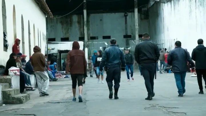 "No hay lugar, está todo lleno. No hay camas, dormimos en el piso", dice un preso en el penal de Tacumbú. Foto Captura TV. 